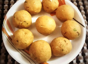 A picture of Besan laddu.