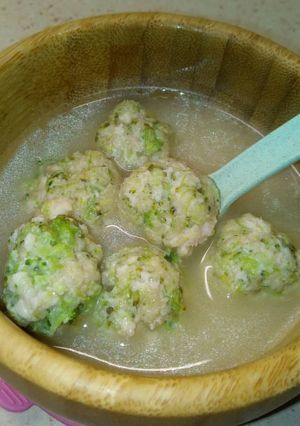 Una foto de Albóndigas de brócoli y pollo en caldo