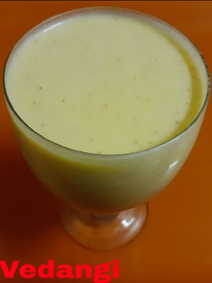 A picture of Apple and nuts milkshake.