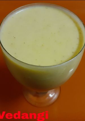 A picture of Apple and nuts milkshake.