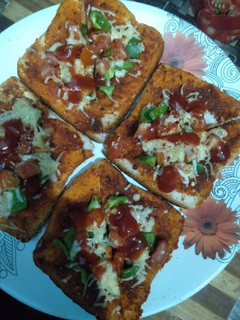 ब्रेड पिज़्ज़ा (Bread Pizza recipe in hindi) रेसिपी मुख्य फोटो