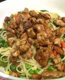 Tallarines con verduras y pollo