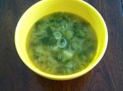 Una foto de sopa con lechuga