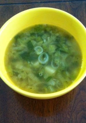 Una foto de Sopa de lechuga con cerveza  ©