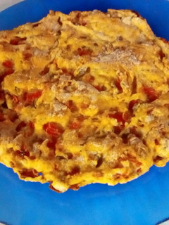 Una foto de Galleta semolada de tomate y aceitunas 🍅🫒