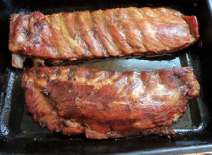 Una foto de COSTILLAR DE CERDO ASADO CON SALSA DE OSTRAS. JON STYLE