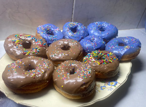 Una foto de Donas bañadas de chocolate y glasé