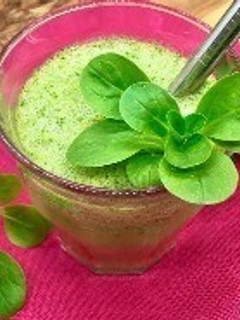 Una foto de Smoothie de canónigos, pepino y kiwi