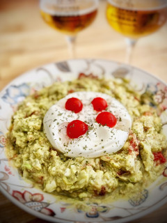 Una foto de Guacamole con burrata