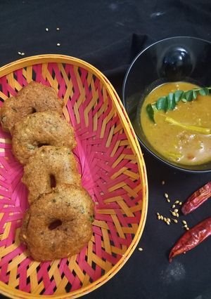 મેંદુ વડા (Medu Vada Recipe In Gujarati) રેસીપી મુખ્ય ફોટો