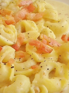 Una foto de Tortellini con crema de parmesano