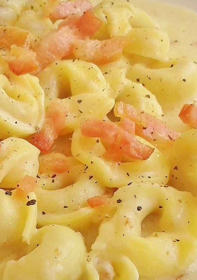 Una foto de Tortellini con crema de parmesano