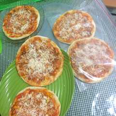 A picture of Pizza teflon ayam suwir takaran sendok.