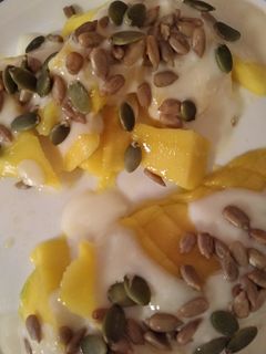 Una foto de Mango con salsa de chocolate blanco