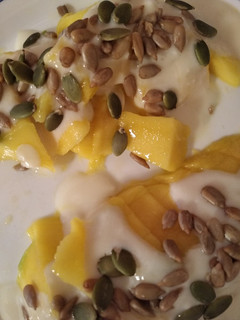 Una foto de Mango con salsa de chocolate blanco