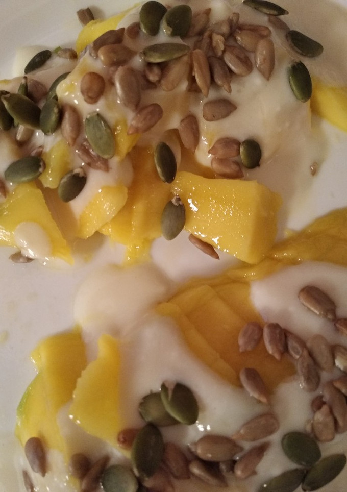 Una foto de Mango con salsa de chocolate blanco