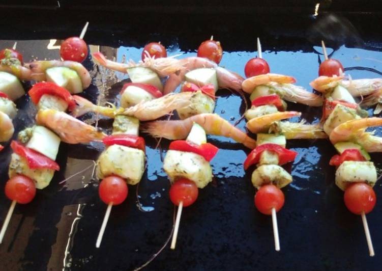 Pinchitos de langostinos y calamares con verduras
