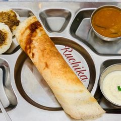 A picture of Idli Dosa breakfast.
