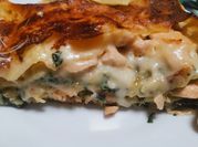 Una foto de lasagna de salmon