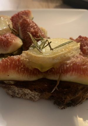 Une photo de Tartines de figues rôties au chèvre et miel