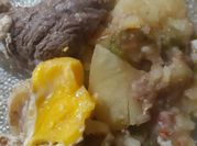Una foto de bifes a la criolla huevo