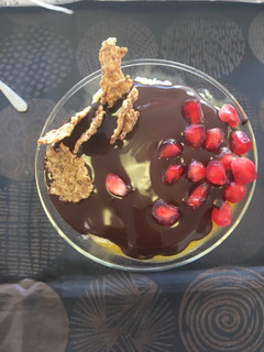 Una foto de Copa de mango con crema pastelera 👩🍳 chocolate 🍫 y granada