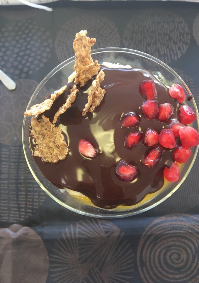 Una foto de Copa de mango con crema pastelera 👩‍🍳 chocolate 🍫 y granada