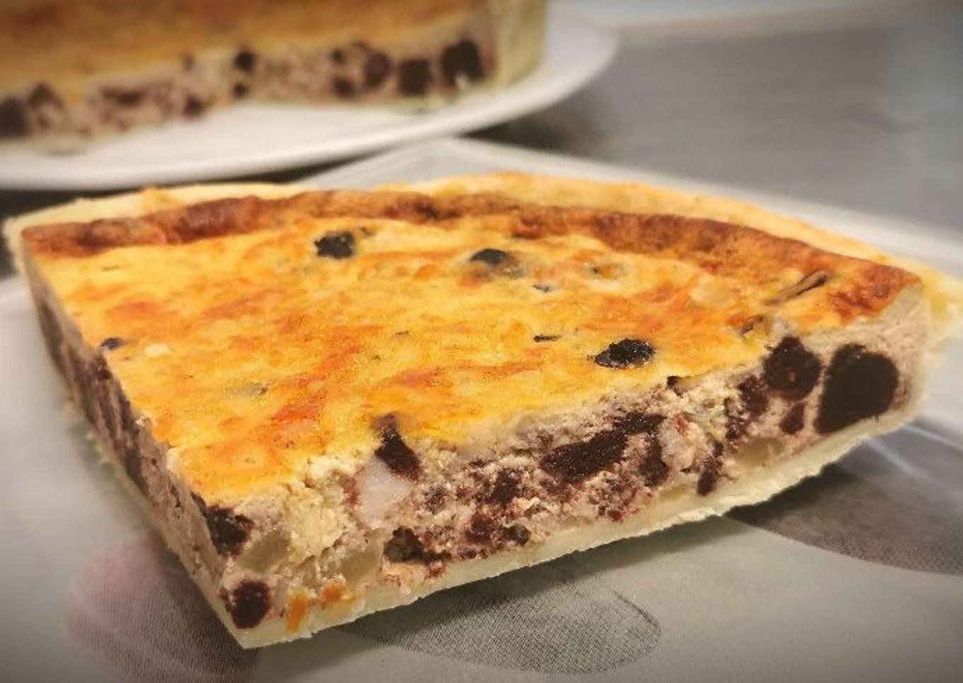 Quiche de Morcilla, Repollo, Pera y Piñones