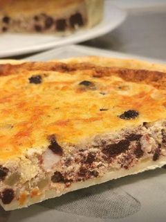 Una foto de Quiche de Morcilla, Repollo, Pera y Piñones