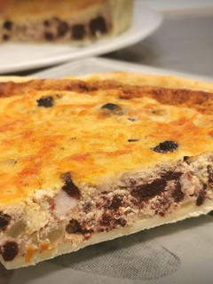 Una foto de Quiche de Morcilla, Repollo, Pera y Piñones