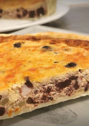 Una foto de Quiche de Morcilla, Repollo, Pera y Piñones