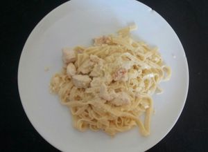 Una foto de Fideos con salsa Alfredo con pollo, súper fácil!
