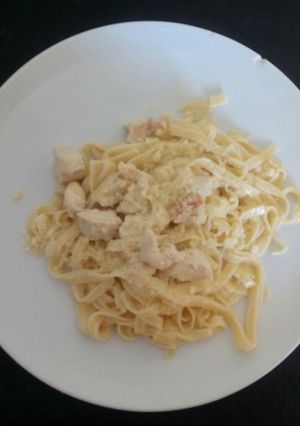 Una foto de Fideos con salsa Alfredo con pollo, súper fácil!