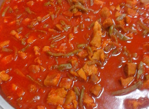 Una foto de Carne de puerco con nopales en salsa guajillo