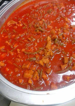 Una foto de Carne de puerco con nopales en salsa guajillo