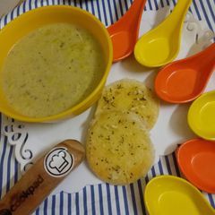 A picture of Cream of spinach soup with herb toast.