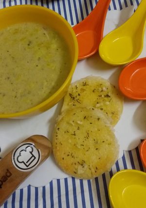 A picture of Cream of spinach soup with herb toast.