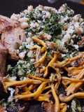 Migas com entremeada de vaca assada e cantarellus tubaeformis