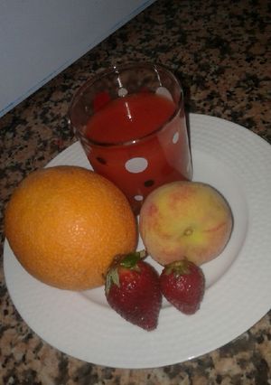 صورة لوصفة عصير الليمون و الخوخ و الفريز