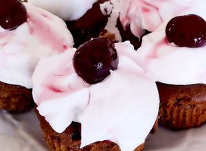 Foto de Cupcakes de Cacau e Cerejas 🍒