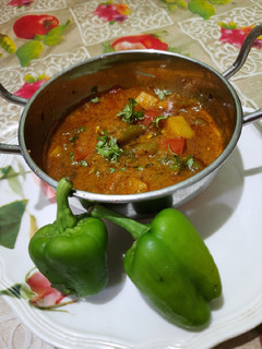 सिमला मिरची रस्सा भाजी (shimla mirchi rassa bhaji recipe in marathi) रेसिपी चे मुख्य फोटो