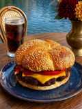Burger 🍔 z boczkiem, serem, pomidorem, cebulą prażoną, jalapeńo i słodko-kwaśno-ostrym sosem 🌶
