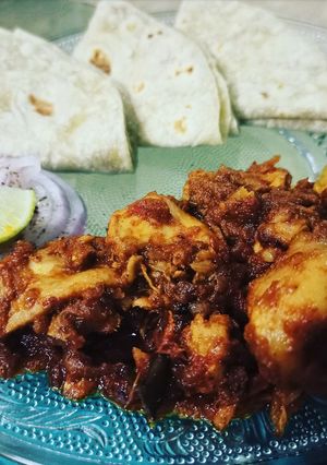 A picture of Dry Chicken Masala with Roomali Roti.