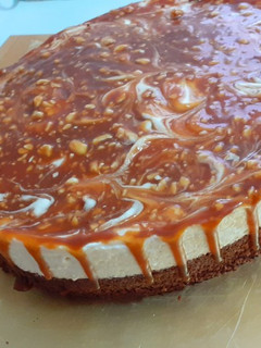 Una foto de Tarta fría de 3 capas sabor caramelo rápida y rica