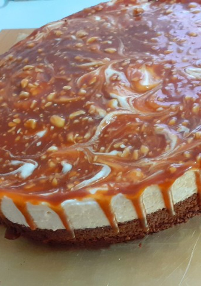 Una foto de Tarta fría de 3 capas sabor caramelo rápida y rica