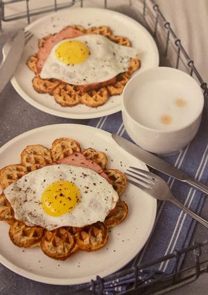 Pumpernickel Waffles with Leberkäse and Fried Eggs Rezepthauptbild