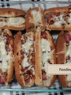 Foto principal de Perrito caliente con cebolla, bacon y queso fundido