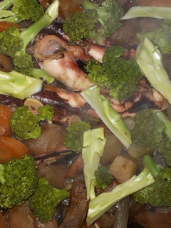 Foto de Polvo no forno com brócolos