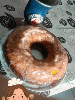 Una foto de Budín de limón con glaseado de limón😍