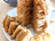 Una foto de panqueques de avena y manzana